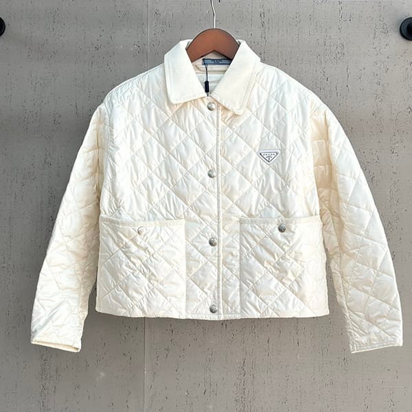 Attention ★ Prada knockoff ◆ Re-Nylon quilted jacket with logo puy31369