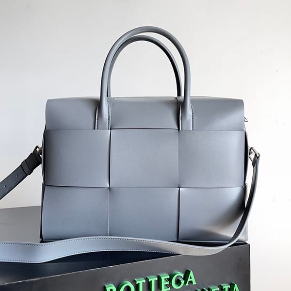Perfect as a gift: Bottega Veneta fake Arco medium tote bag bod94086