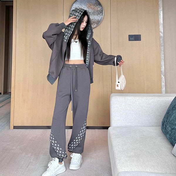 Louis Vuitton Replica Monogram Parka Hoodie Top and Bottom Set 1AGCI2 Louis Vuitton Replica Monogram Parka Hoodie Top and Bottom Set 1AGCI2