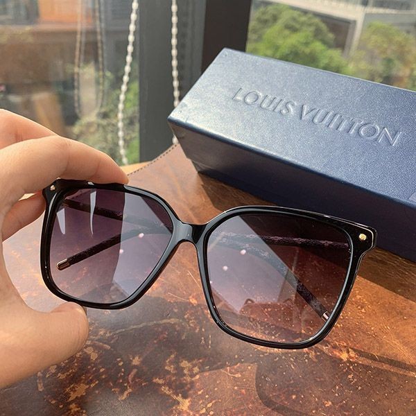 Love at first sight? Louis Vuitton sunglasses replica Monogram Pilot vuo19921