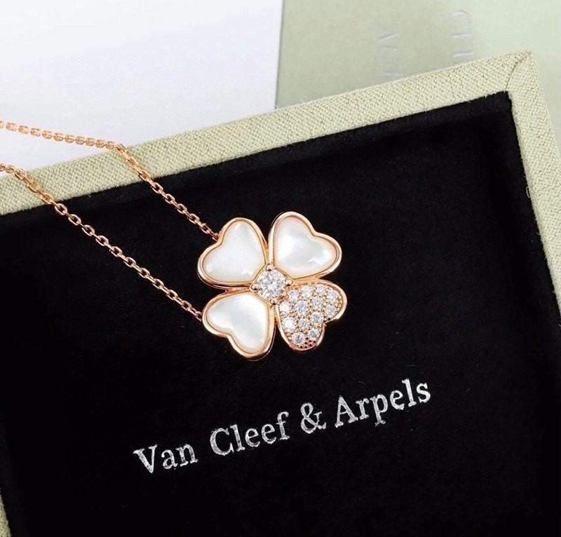 Popularity rising Van Cleef & Arpels Cosmos Pendant Replica VCARO5BV00 Popularity rising Van Cleef & Arpels Cosmos Pendant Replica VCARO5BV00