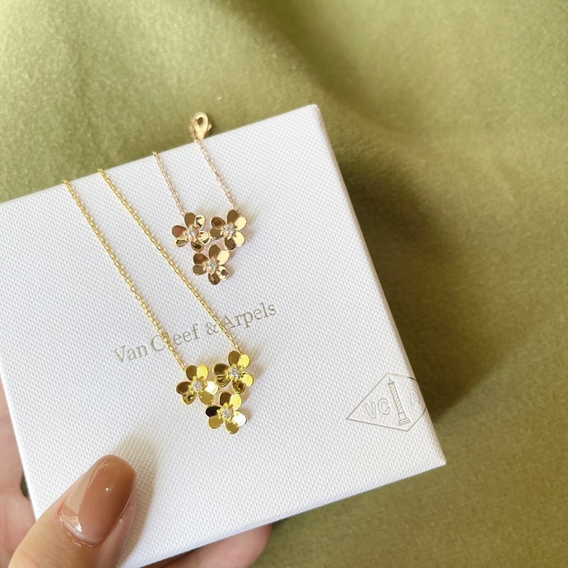 Free shipping Van Cleef & Arpels replica ☆ Frivole necklace 3 flowers mini model vaj31714 Free shipping Van Cleef & Arpels replica ☆ Frivole necklace 3 flowers mini model vaj31714