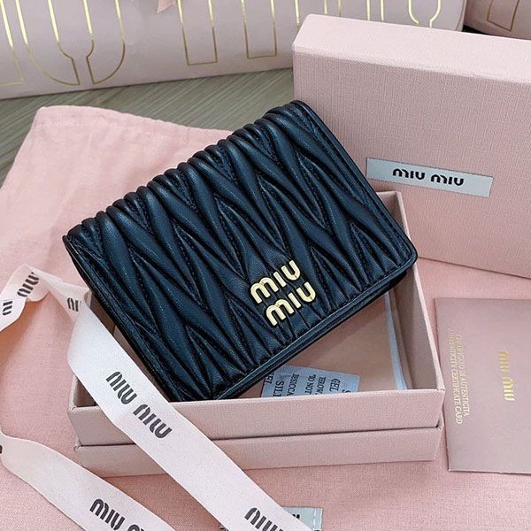No. 1 in total sales! Miu Miu matelassé leather replica bi-fold wallet myj16354