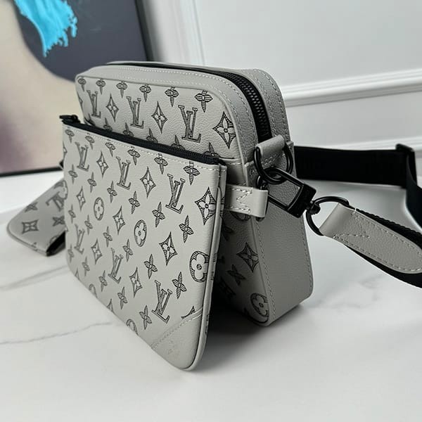 A lovely Louis Vuitton grade n Trio messenger shoulder bag M46603