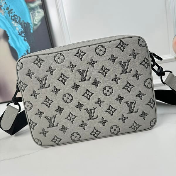 A lovely Louis Vuitton grade n Trio messenger shoulder bag M46603