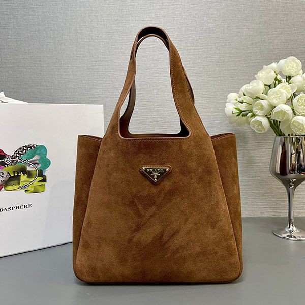 Sold out! Prada's easy-to-use medium leather tote puy37852