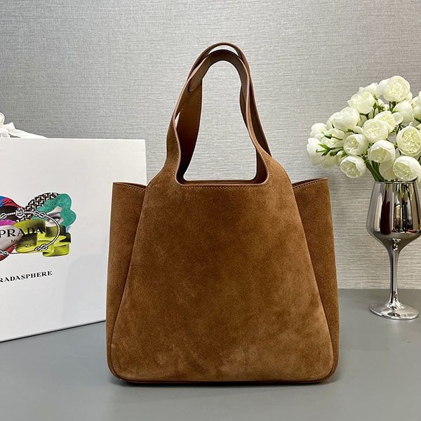 Sold out! Prada's easy-to-use medium leather tote puy37852