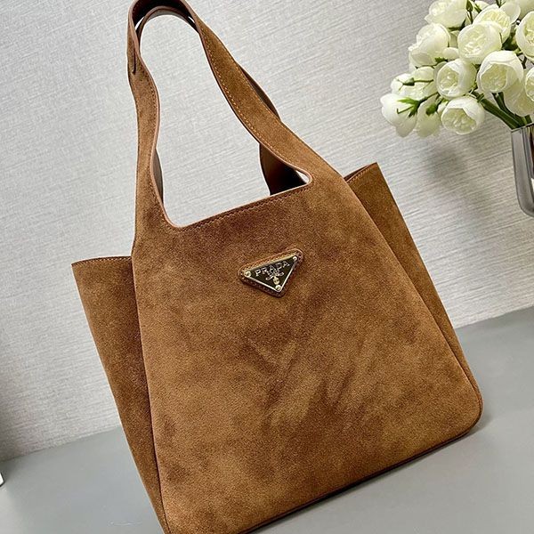 Sold out! Prada's easy-to-use medium leather tote puy37852