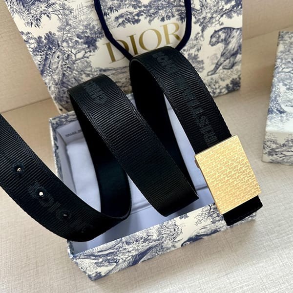 Very popular all over the world? Dior reversible leather buckle belt replica des50422