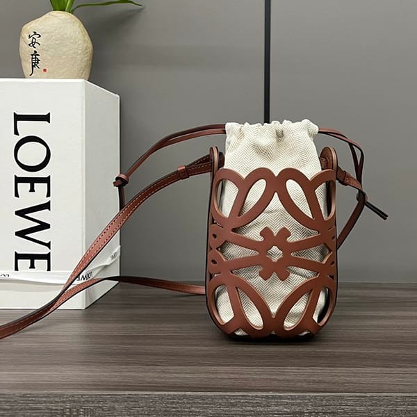 Perfect gift: Loewe replica Anagram cut-out pocket loh44820 Perfect gift: Loewe replica Anagram cut-out pocket loh44820