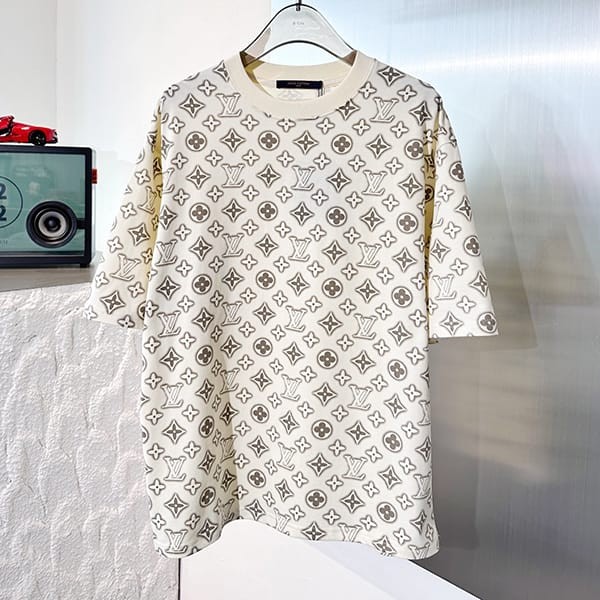 Very popular: Louis Vuitton striped accent monogram T-shirt replica vun37434 Very popular: Louis Vuitton striped accent monogram T-shirt replica vun37434