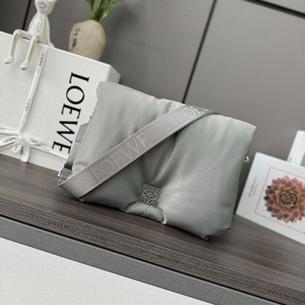 The rapidly growing popularity of the Loewe Puffer Goya Bag replica (nylon) lop63401 The rapidly growing popularity of the Loewe Puffer Goya Bag replica (nylon) lop63401