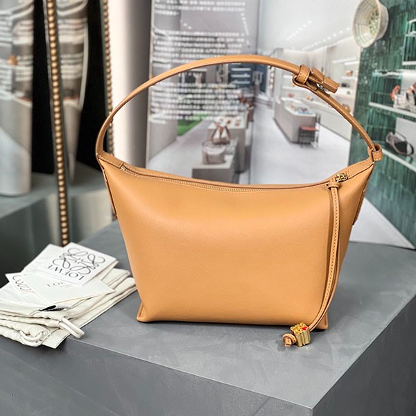 Loewe Hammock Mini Leather Shoulder Bag Replica Beige loe14351 Loewe Hammock Mini Leather Shoulder Bag Replica Beige loe14351