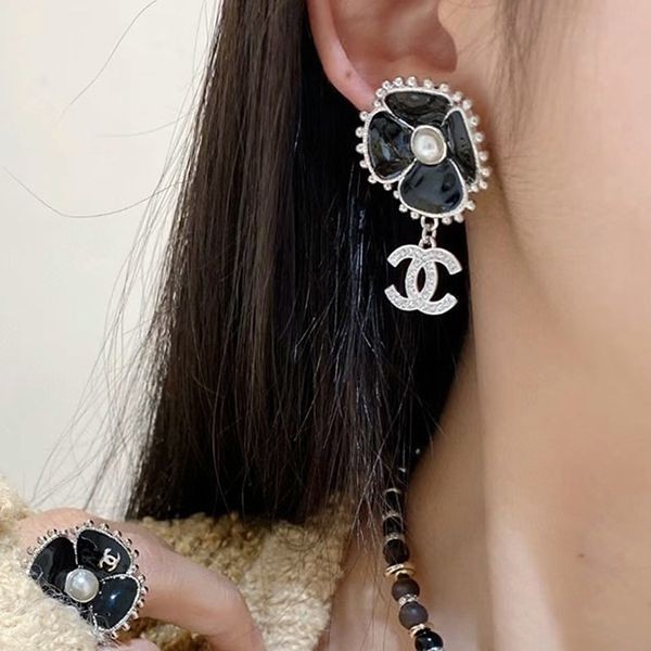 [Just wear it and you'll look elegant?] Chanel logo earrings, fake pearls shi42885