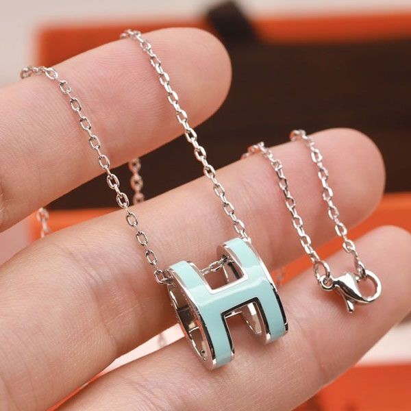 The battle for the Hermes Pop H pendant replica ern61736