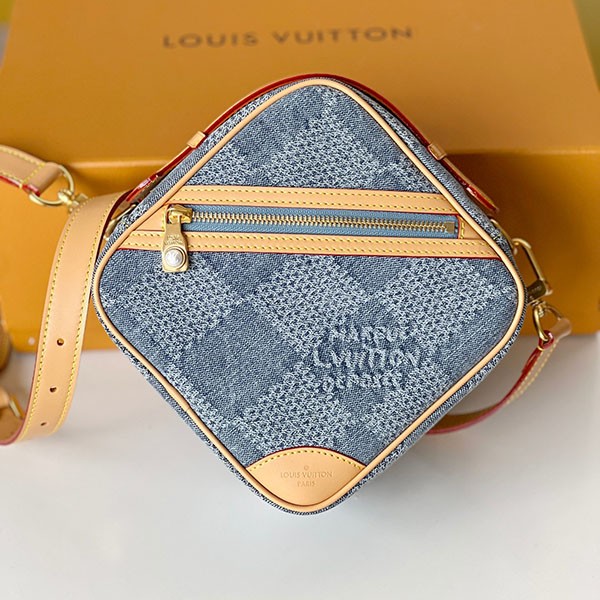[The pearl-like zipper is also attractive ☆] Louis Vuitton Messenger Fake N40706