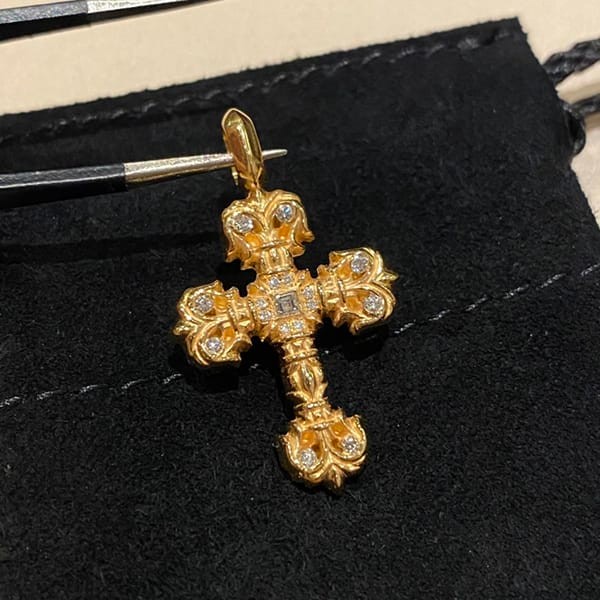 Express delivery Chrome Hearts replica filigree cross charm 22K Kus44478