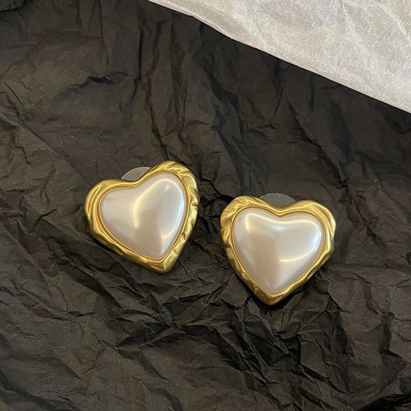 Extremely eye-catching! Chanel heart-shaped earrings parody shl14994