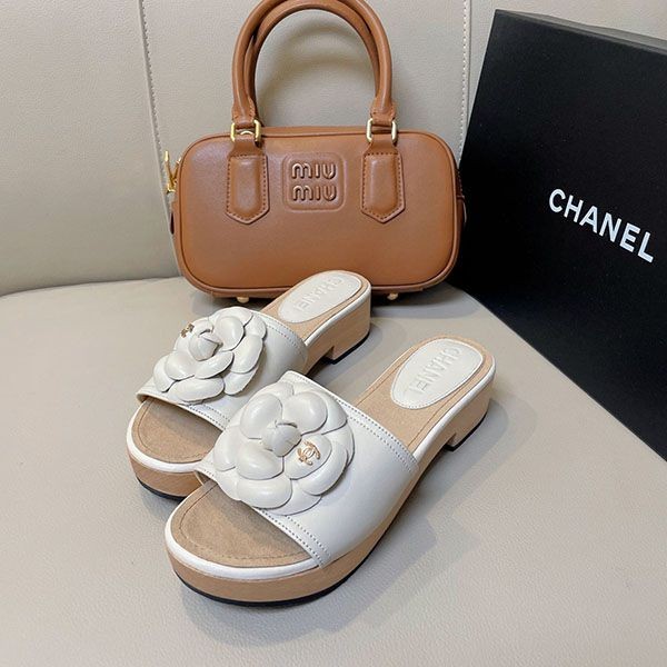 Sure to sell out! The fluffy feel is too cute! Chanel copy sandals SHV07141
