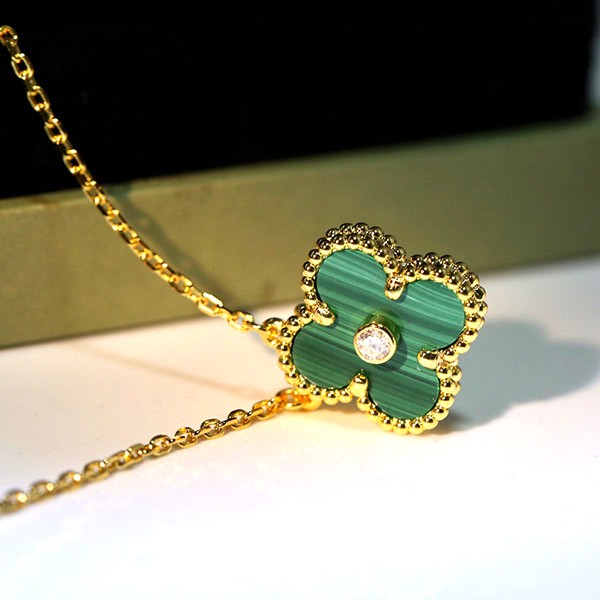 2013 Holiday Limited Edition Van Cleef & Arpels Alhambra Pendant Replica vat07596