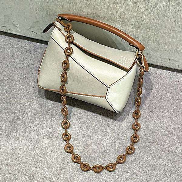 Limited edition rare Loewe chain shoulder strap grade N loa30732 Limited edition rare Loewe chain shoulder strap grade N loa30732