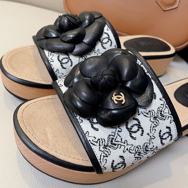 The fluffy texture is so cute! Chanel sandals replica shz38571