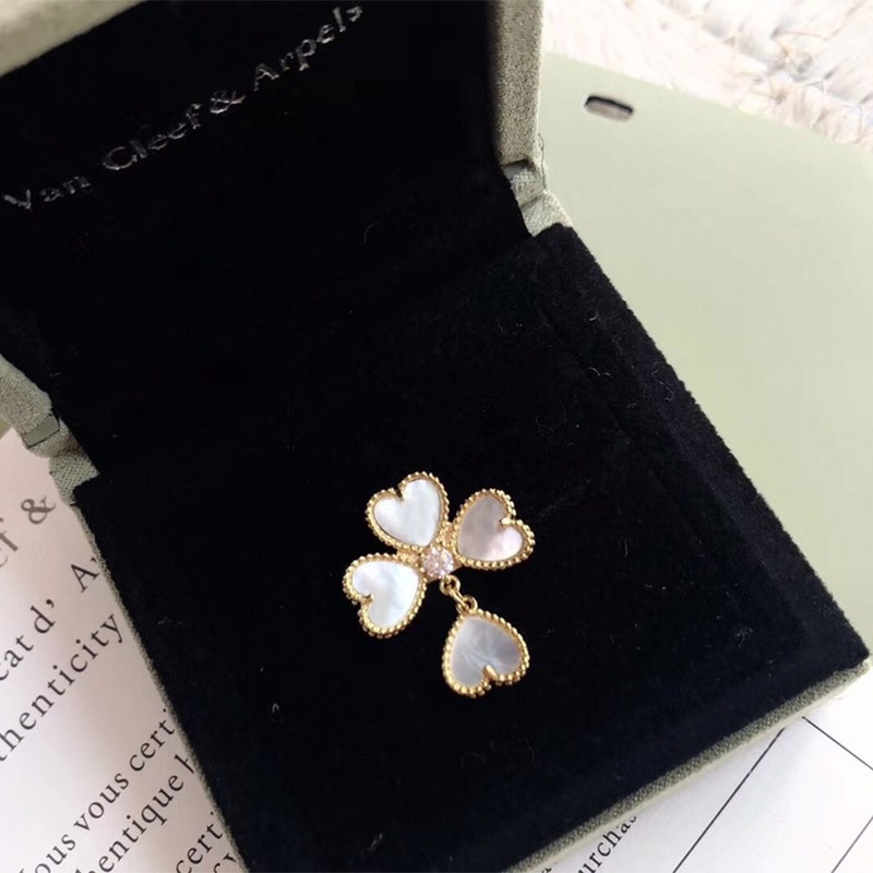 No. 1 in cumulative total sales! Van Cleef & Arpels Alhambra F Yearage Ring VCARN5P300 No. 1 in cumulative total sales! Van Cleef & Arpels Alhambra F Yearage Ring VCARN5P300