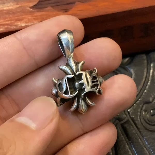 ★Safe shipping with tracking Chrome Hearts CH Plus Charm Replica Medium Kuw12851 ★Safe shipping with tracking Chrome Hearts CH Plus Charm Replica Medium Kuw12851