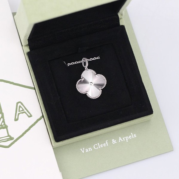 Van Cleef & Arpels Magic Alhambra Long Necklace, 1 motif vag68155 Van Cleef & Arpels Magic Alhambra Long Necklace, 1 motif vag68155