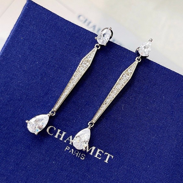 Love at first sight? Replica Chaumet diamond earrings shr10327