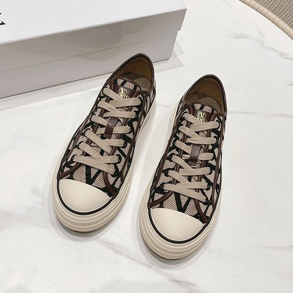 Love at first sight? Valentino Toile Iconograph Low Top Sneakers Replica [Popular Item] Vug38829