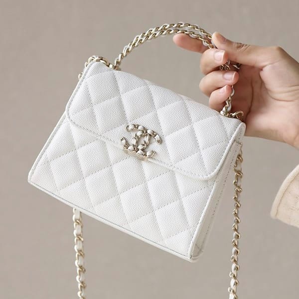 No. 1 in total sales! Chanel Grade N Mini Chain Clutch Bag White shy32868