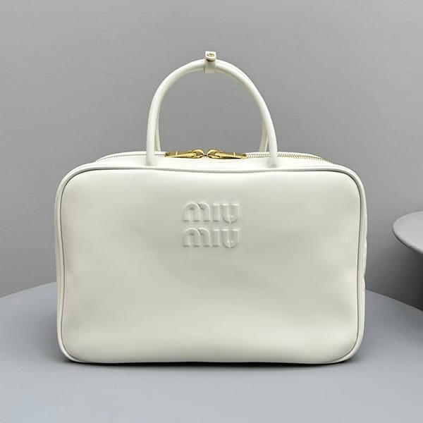 The latest and most fashionable Miu Miu n-grade logo embossed handbag mini myt80074 The latest and most fashionable Miu Miu n-grade logo embossed handbag mini myt80074