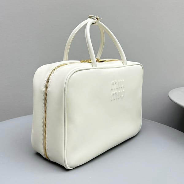 The latest and most fashionable Miu Miu n-grade logo embossed handbag mini myt80074