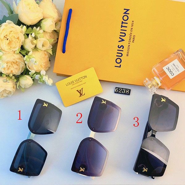 The metal frame of thisLouis Vuitton sunglasses is so pretty. Replica vuf67026