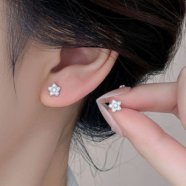 Graff Replica Wildflower Pavé Diamond Stud Earrings guj56030