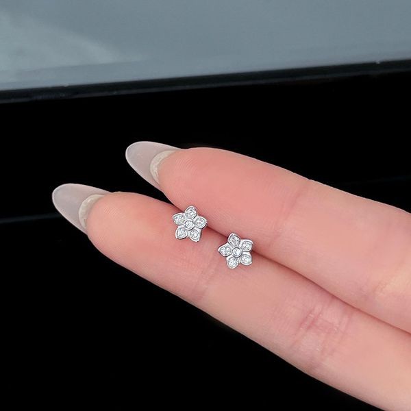 Graff Replica Wildflower Pavé Diamond Stud Earrings guj56030