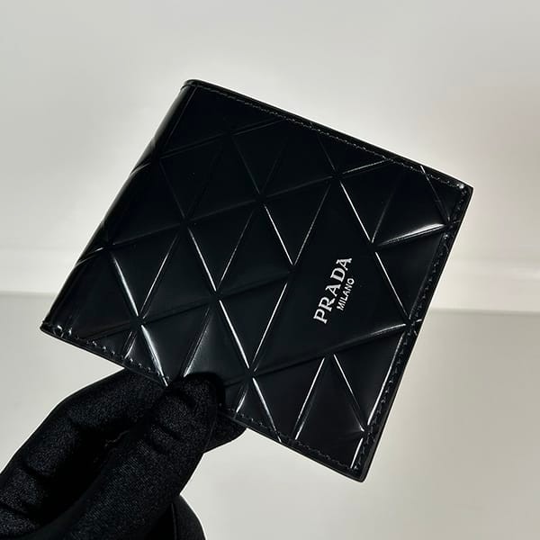 No. 1 in total sales! Prada patent calf leather wallet, fake puu98359