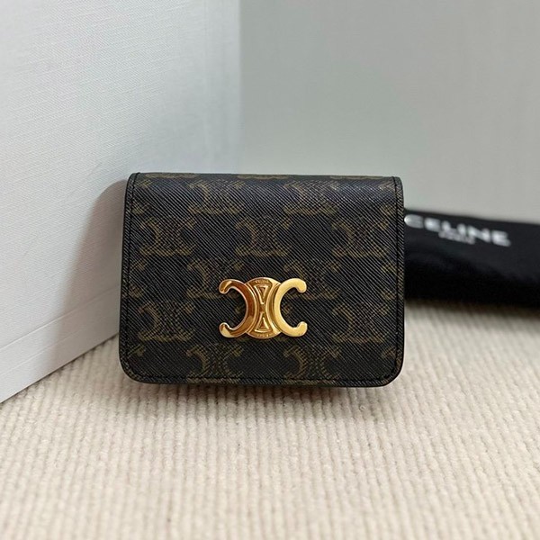 Chic? A great gift! Celine Triomphe canvas bi-fold wallet, great value 10K622CQH04LU Chic? A great gift! Celine Triomphe canvas bi-fold wallet, great value 10K622CQH04LU