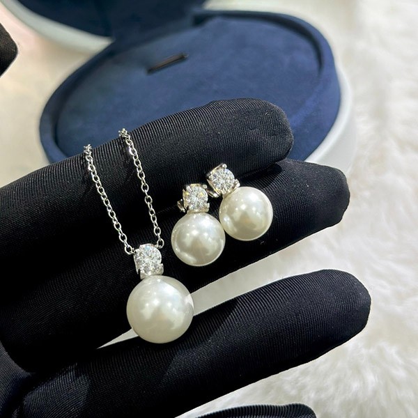 Love at first sight? Fake Mikimoto pendant mic54096