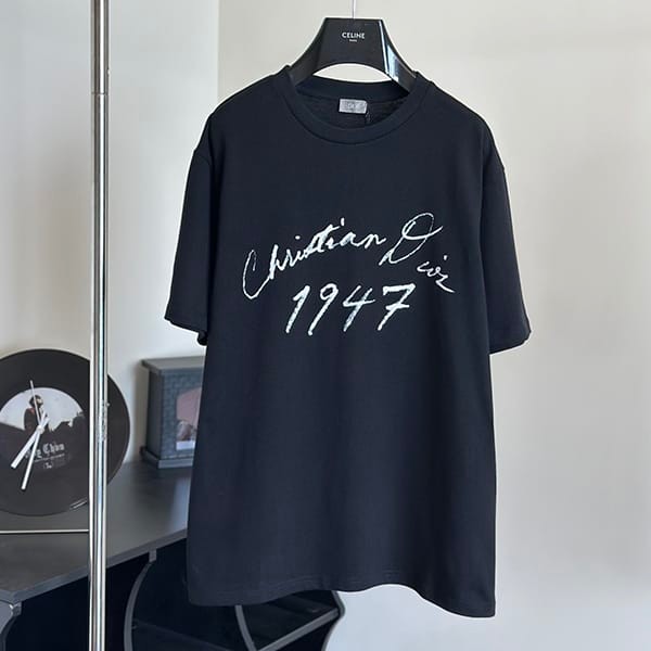 Popularity rising Dior copy handwritten style 1947 logo t-shirt dee55897 Popularity rising Dior copy handwritten style 1947 logo t-shirt dee55897