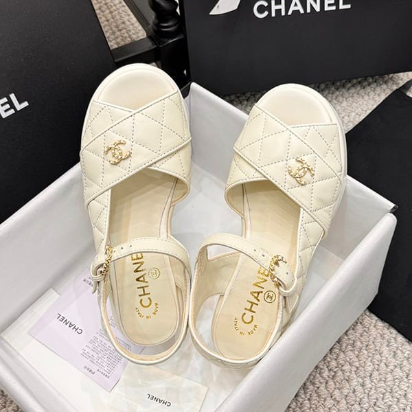I definitely want it! Chanel sandals with CC mark and thick soles, replica she35104