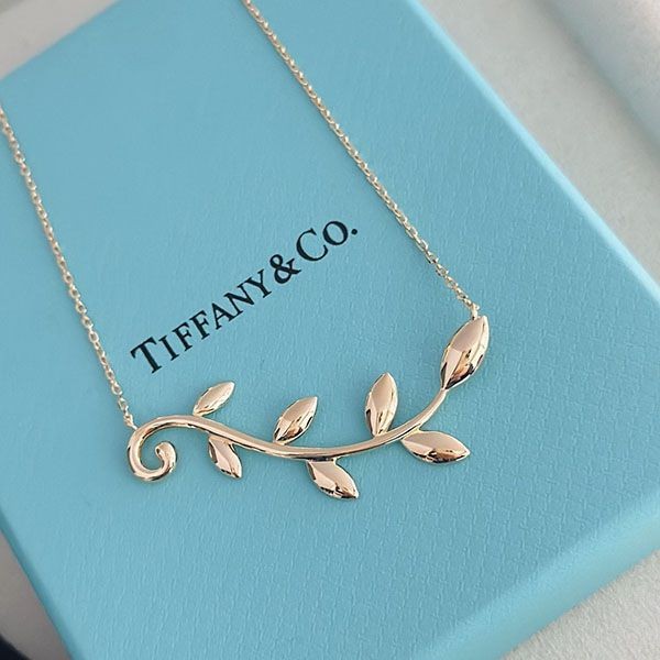 Great price! Tiffany Olive Leaf Vine Pendant 18K Tin79996 Great price! Tiffany Olive Leaf Vine Pendant 18K Tin79996