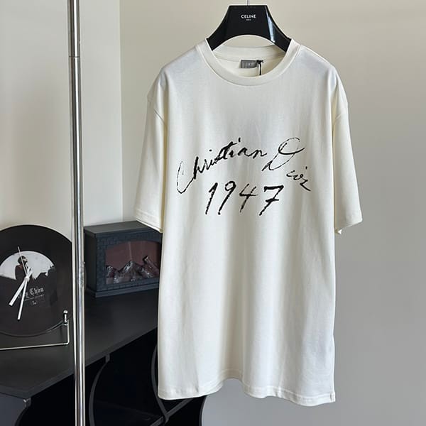 [Great Deal] Dior Replica Handwritten 1947 Logo T-Shirt DEH92228