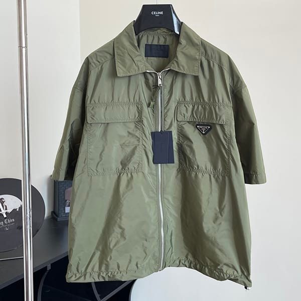 Classic Prada Re-Nylon short sleeve zip-through shirt with logo, knockoff puy20920 Classic Prada Re-Nylon short sleeve zip-through shirt with logo, knockoff puy20920