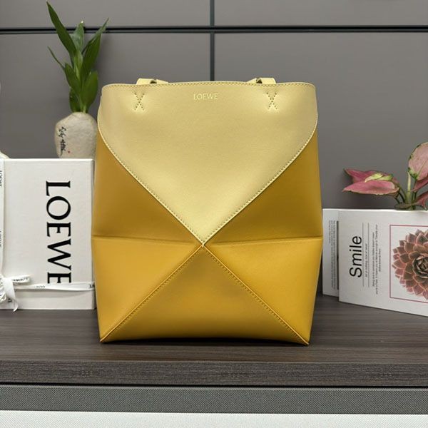 The rapidly growing popularity of the Loewe Puzzle Fold Tote Bag Replica (Medium) lof49021