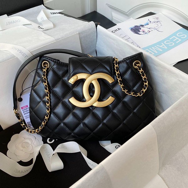 Chanel CC logo hobo bag replica, the CC stands out and catches your eye AS4603 Chanel CC logo hobo bag replica, the CC stands out and catches your eye AS4603