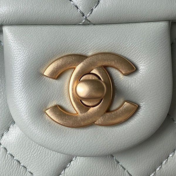 I definitely want this! Chanel Mini Flap Bag shy12028