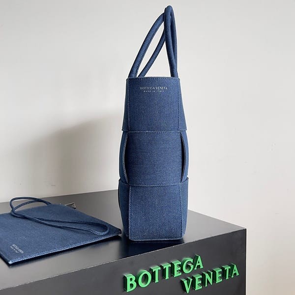 A nice copy of Bottega Veneta Medium Arco Tote Bag boy84243