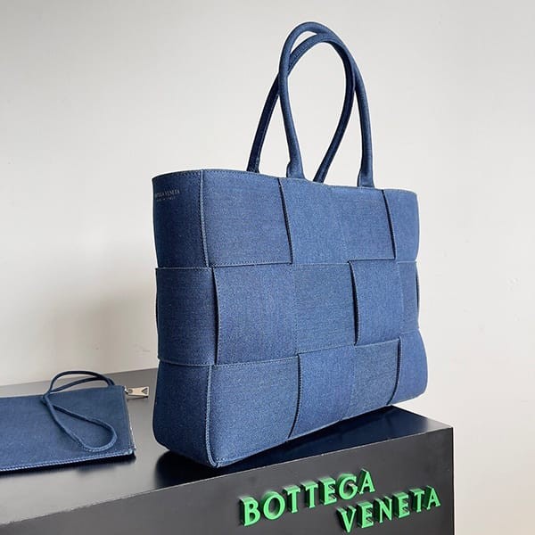 A nice copy of Bottega Veneta Medium Arco Tote Bag boy84243